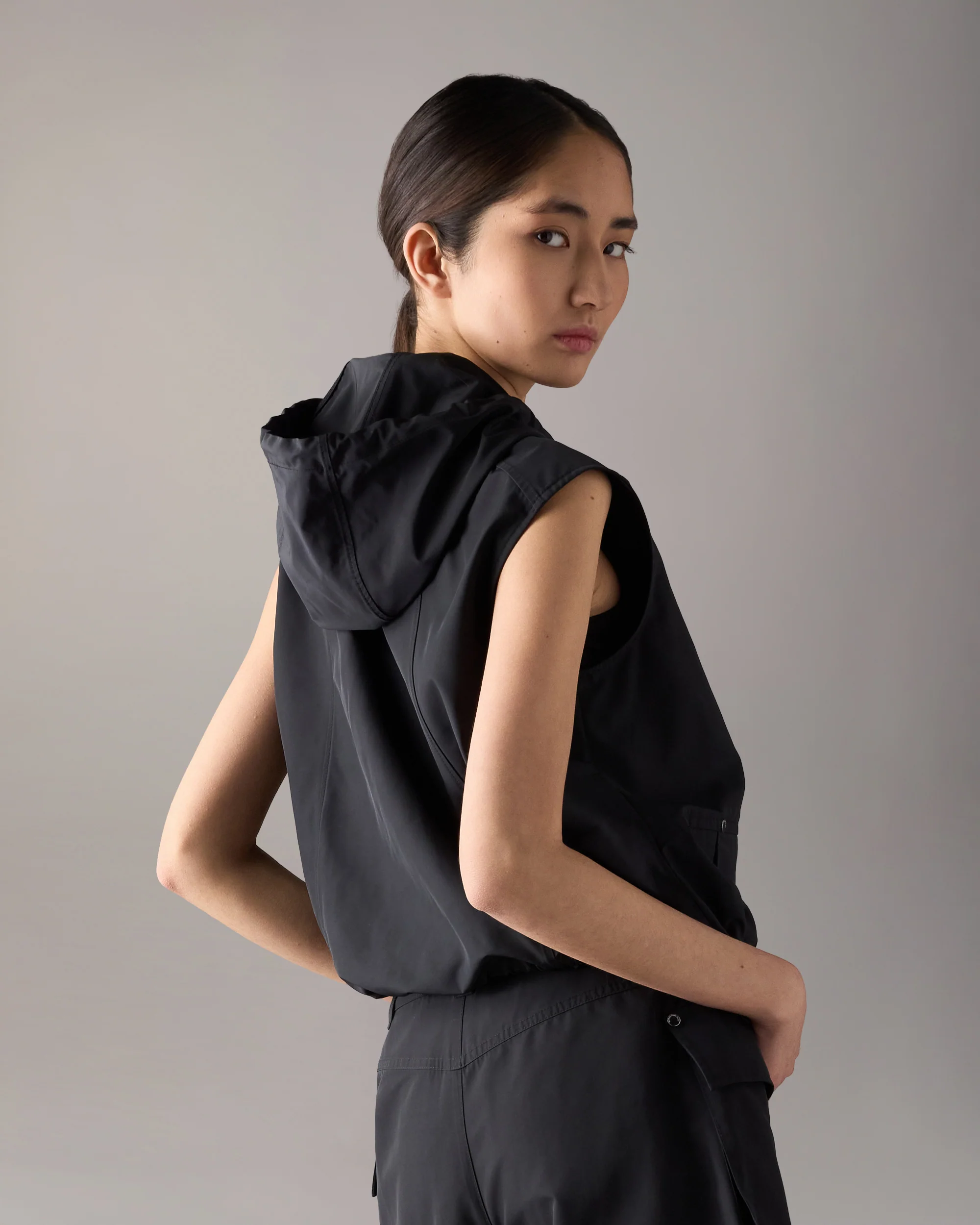 ELEVATE HOODED VEST-BLACK - Image 3